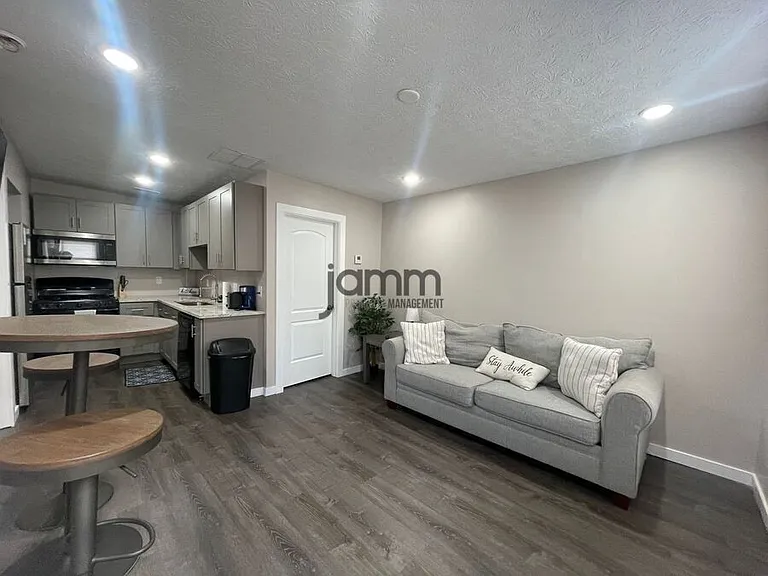 1335 W 69th St #3 — Photo 17