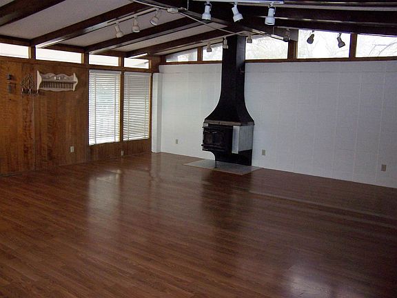 2nd image of 1904 Manor Dr