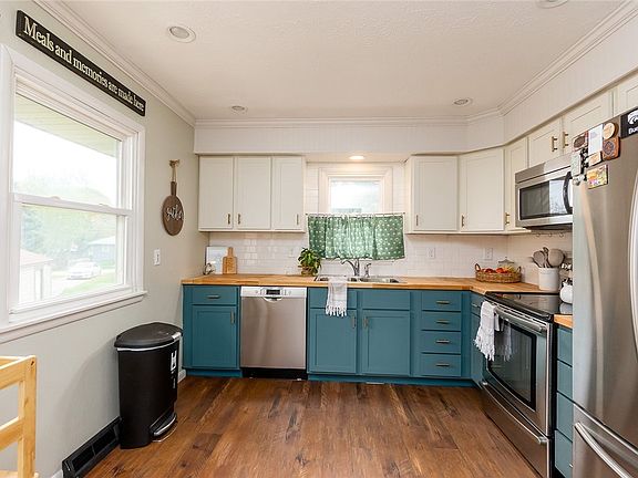 3rd image of 220 Valley Dr