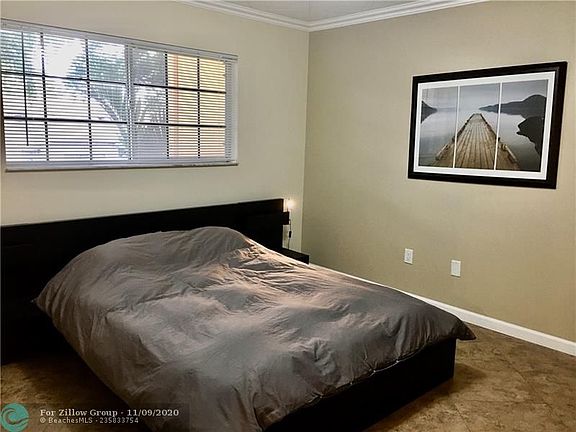 4th image of 430 SE 7th St APT 202