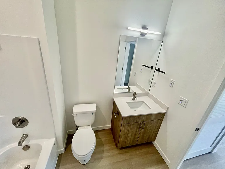 Greenwich Ave Apartments — Photo 17