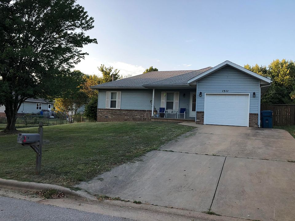 1st image of 1511 W Warren Ave