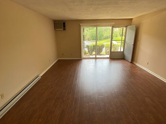 4th image of 102 Terrace Ct #1