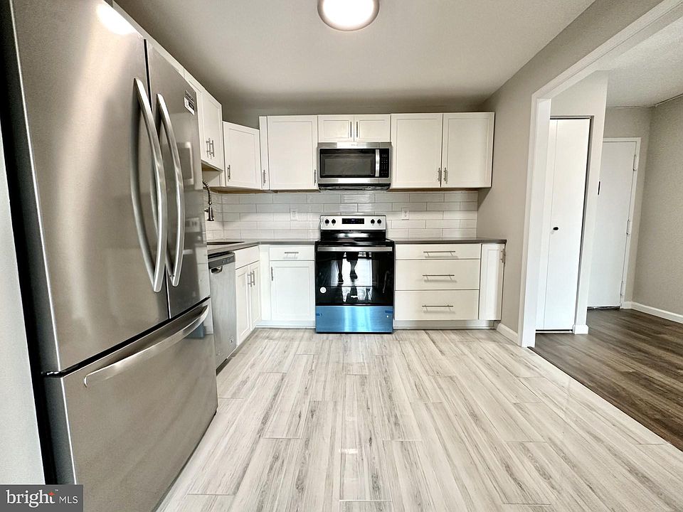 1st image of 203 Yoakum Pkwy APT 1002