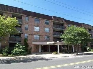 360 Central Ave APT 130, Lawrence, NY 11559