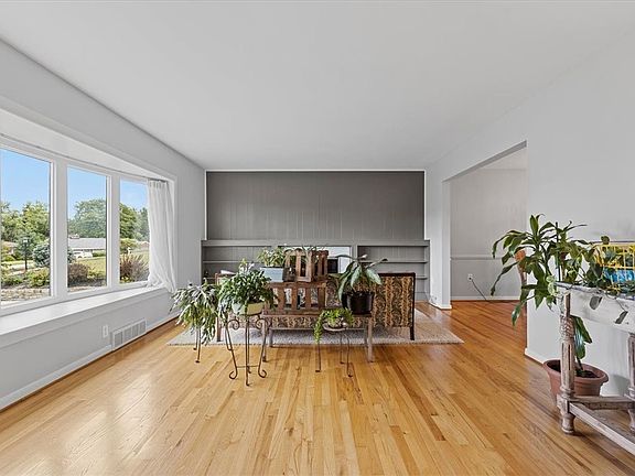 5th image of 2471 Broadlawn Dr