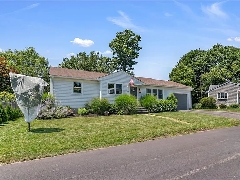19 Sherwood Rd — Photo 2