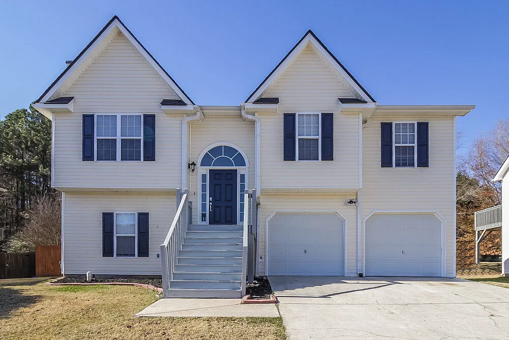 4 bed, 3.0 bath, 1456 sqft, $2,160 — Photo 1
