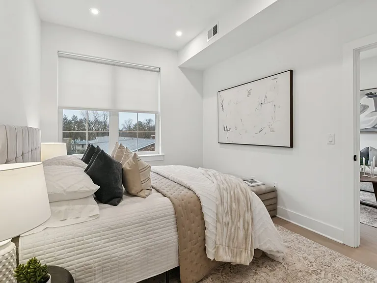 20 West — Photo 13