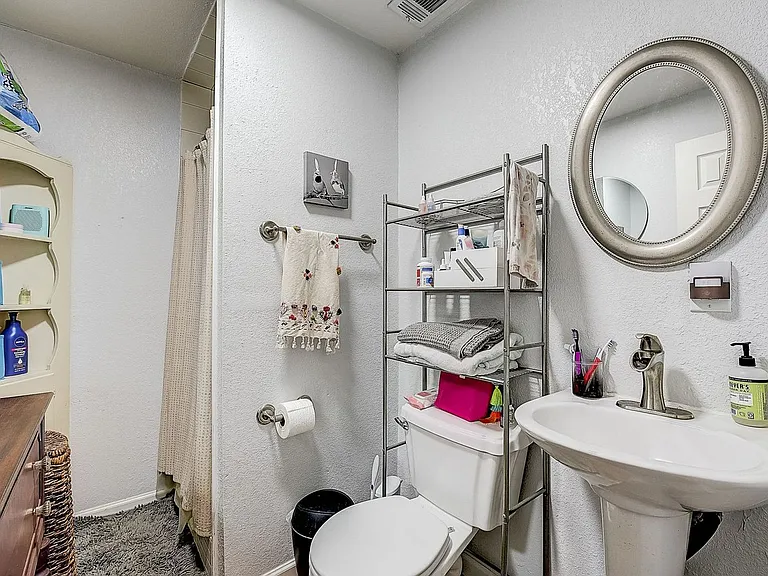 3256 Greene Ave — Photo 11