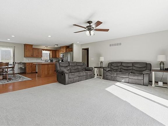 5th image of 10423 NE 124th St