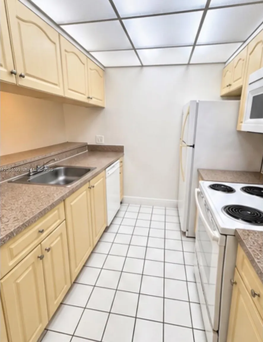 Las Vistas At Doral Condo — Photo 3