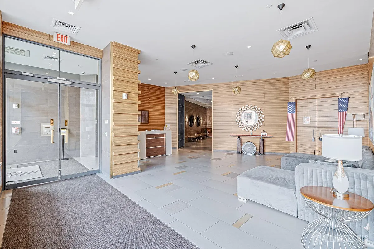 Building Photo - 110 Somerset St #2205