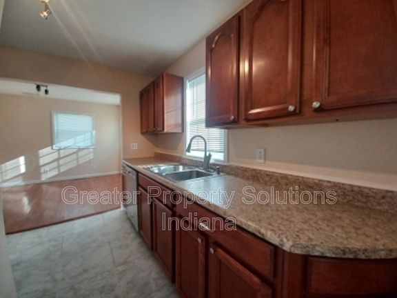 5th image of 412 W South St