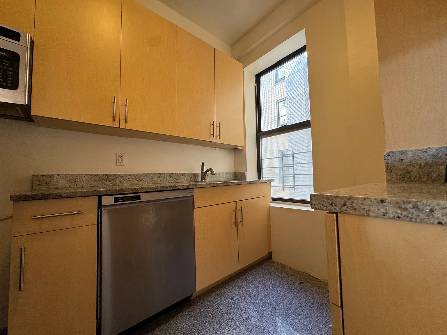 884 Riverside Drive — Photo 3