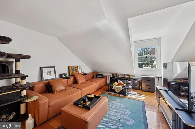 1021 Clinton St — Photo 3