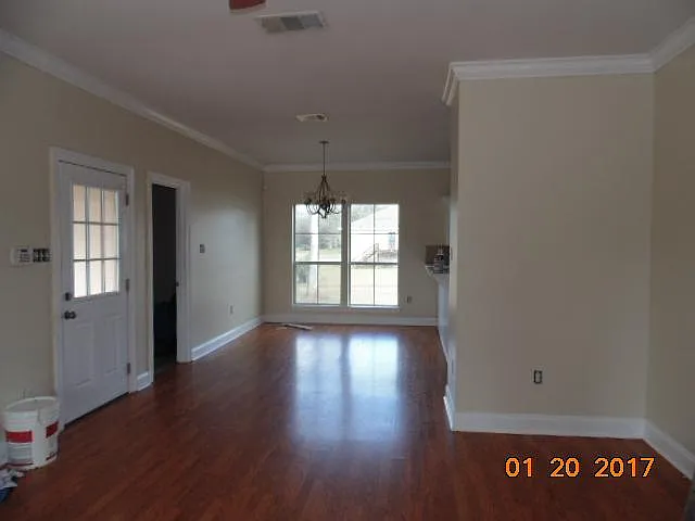 3 bed, 1211 sqft, $1,200 — Photo 2