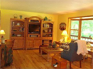 4th image of 9325 Dahlia Dr
