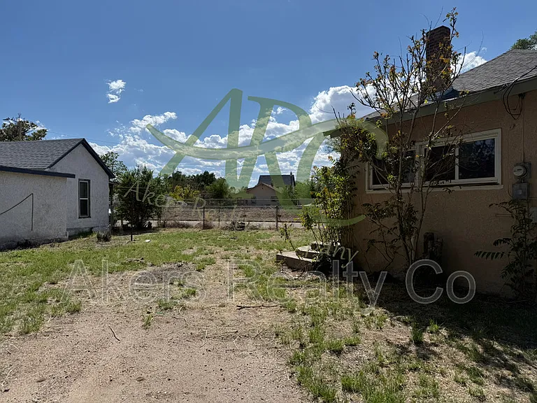 523 E Adams Ave — Photo 2
