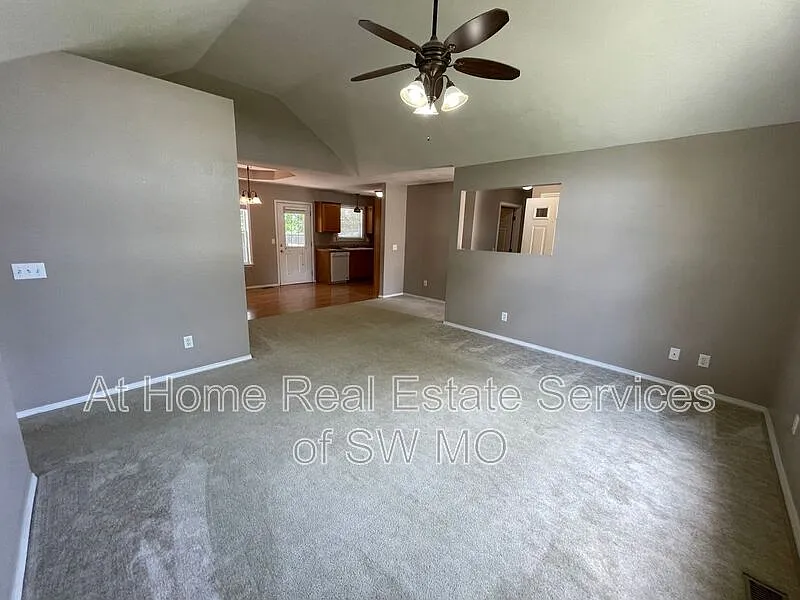 3 bed, 2.0 bath, 1338 sqft, $1,555 — Photo 3