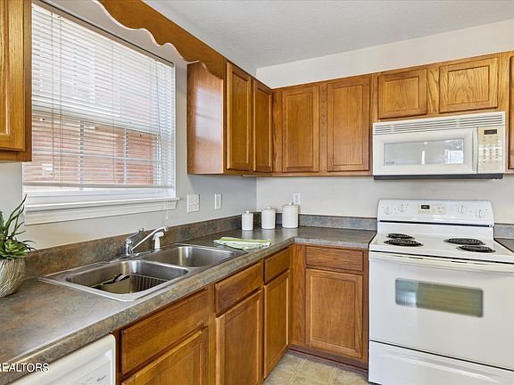 3rd image of 3255 Thomas Hill Way