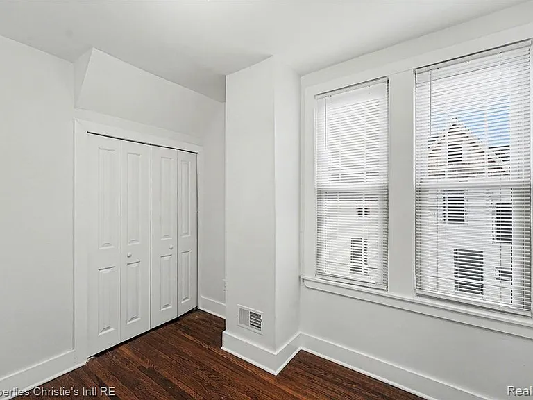 1463 Baldwin St — Photo 12