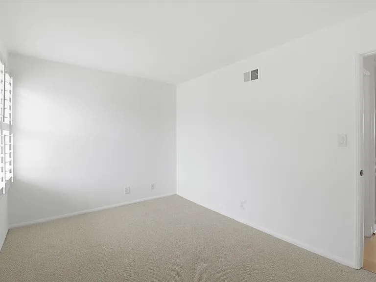 577 Houston Dr — Photo 18