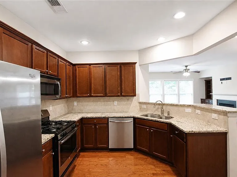 2132 Greencrest Cir — Photo 8