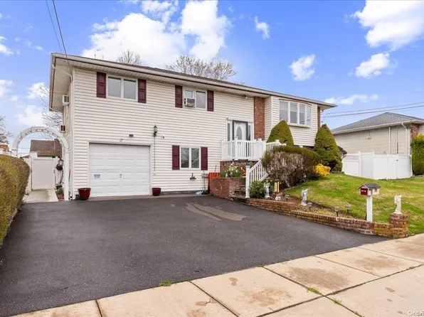27 10th Avenue, Farmingdale, NY 11735