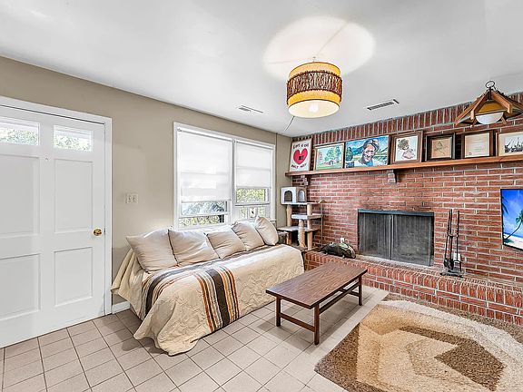 4th image of 1514 Balsam St