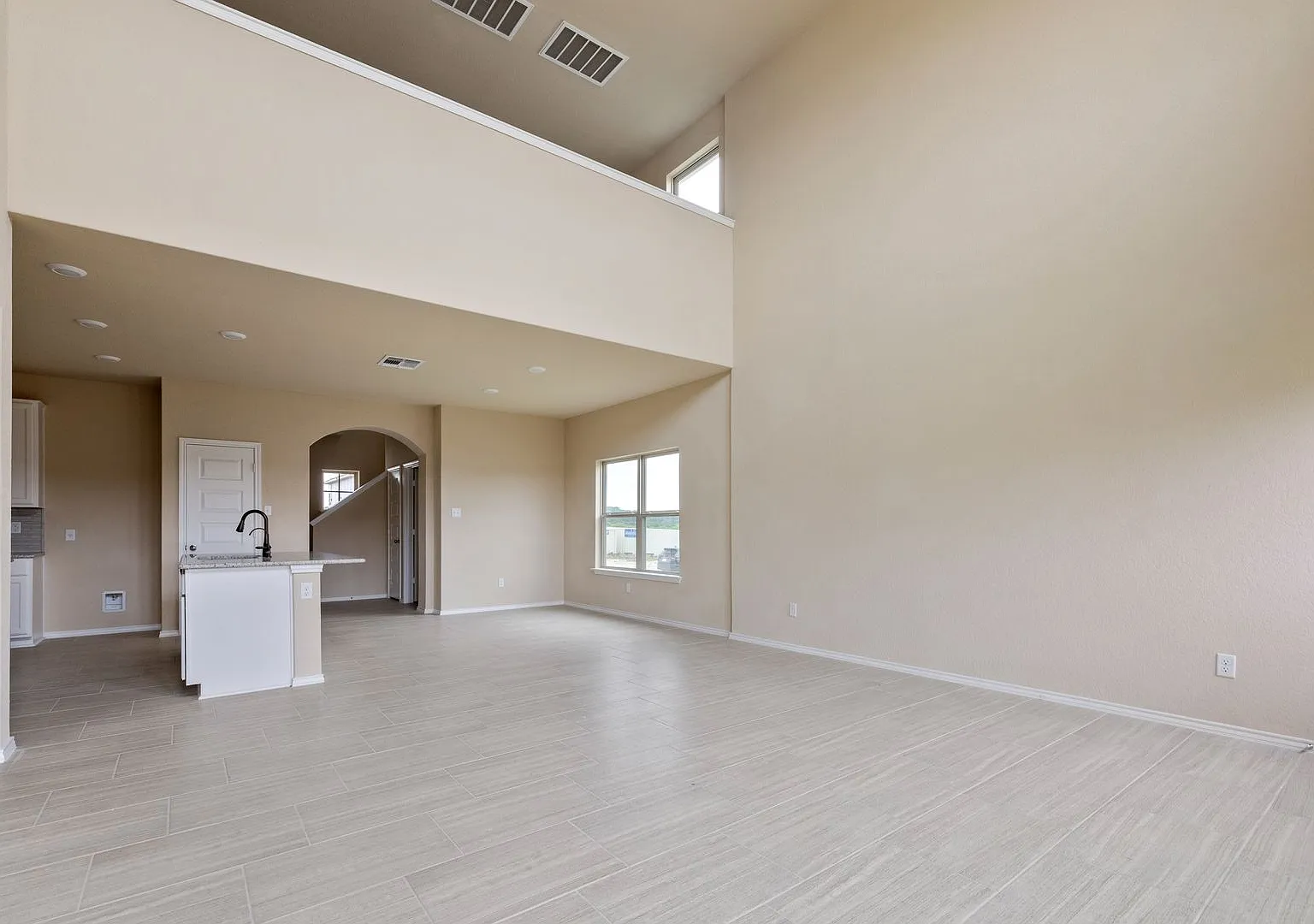 Like-New 4-Bedroom Home with Game Room & Large Private Backyard in New Braunfels — Photo 4