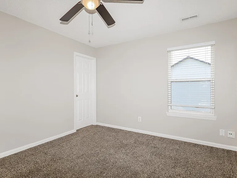 672 Cloverfield Ln — Photo 15