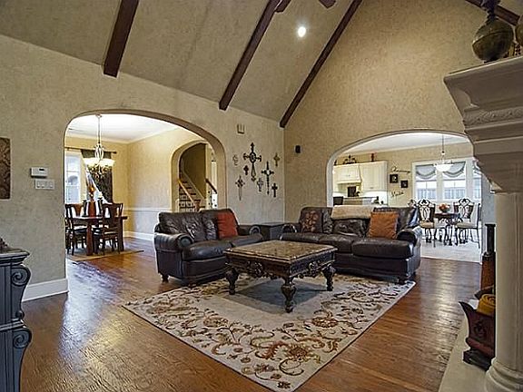 5th image of 2102 Castle Creek Dr