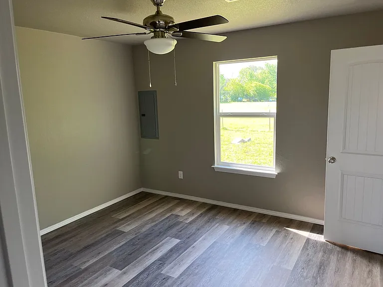 629 Alma Ave — Photo 7