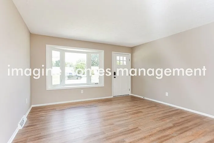 3 bed, 2.0 bath, 1304 sqft, $2,295 — Photo 3
