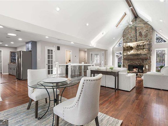 5th image of 413 Sassafras Rd