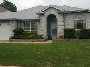 215 E Embercrest Dr, Arlington, TX 76018
