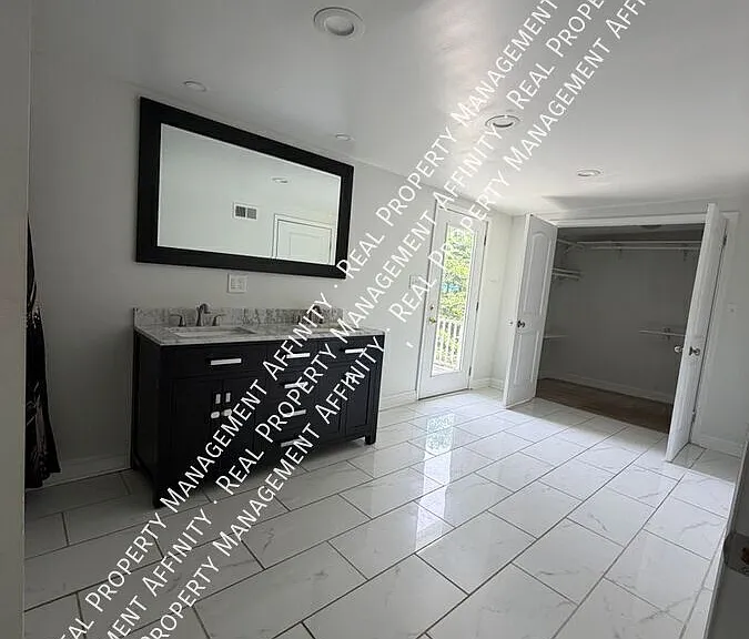 942 S Willett St — Photo 8