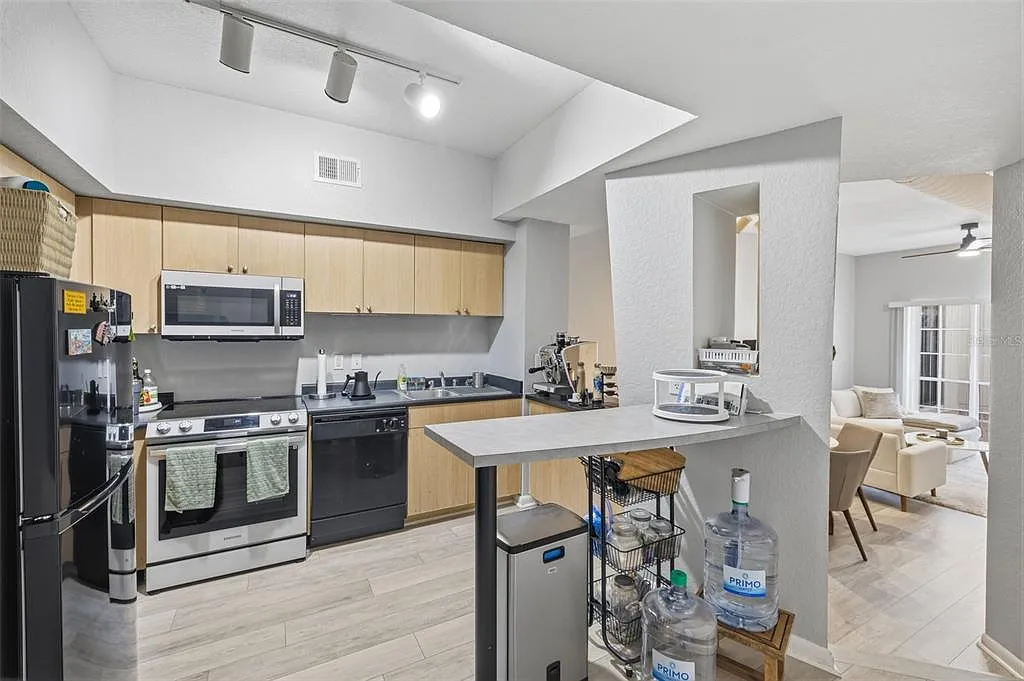 1 bed, 1.0 bath, 789 sqft, $1,950 — Photo 3