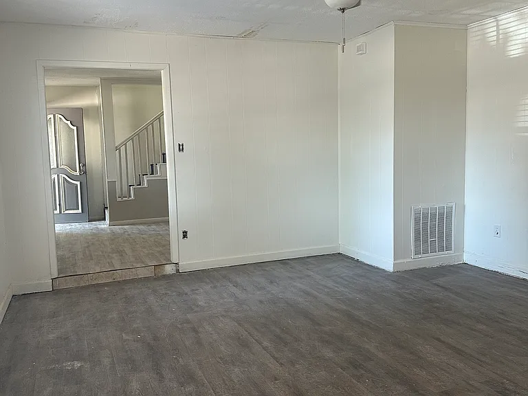 2126 Glendale Dr — Photo 2
