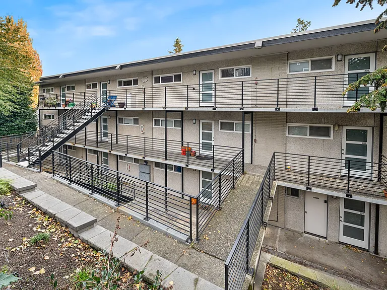 Catalina Apartments — Photo 2