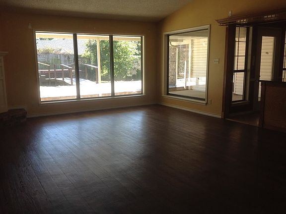 5th image of 211 Larkspur Ln