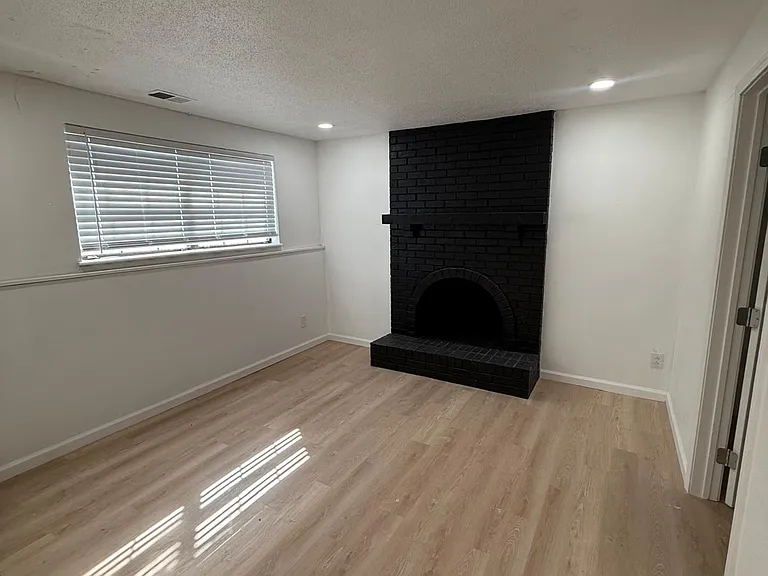 12518 S Locust St — Photo 7