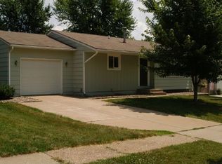 2055 Hollow View Dr, Bettendorf, IA 52722