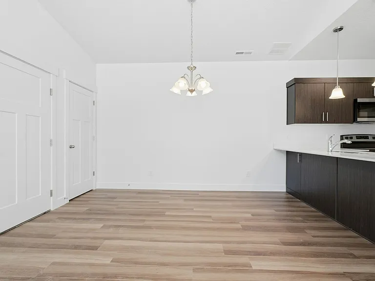 882 N Coulsen Dr #J303 — Photo 3