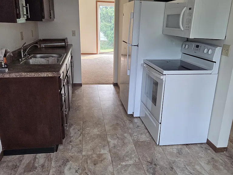 3915 Canterbury Dr — Photo 2