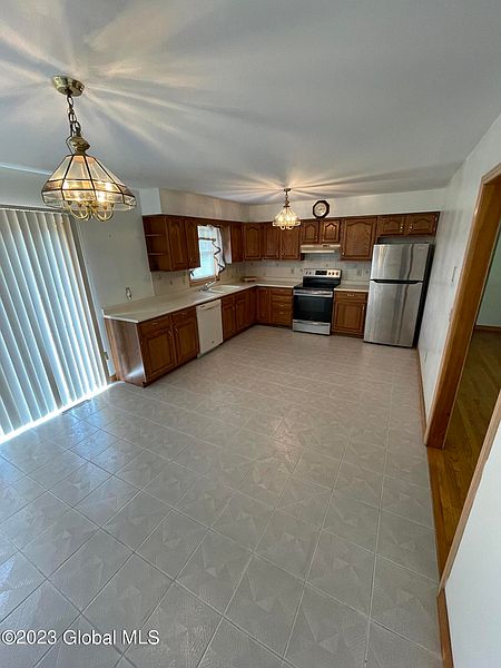 3rd image of 18 Woodhill Lane