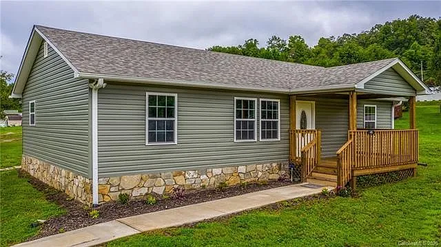 40 Eddie Dr — Photo 1