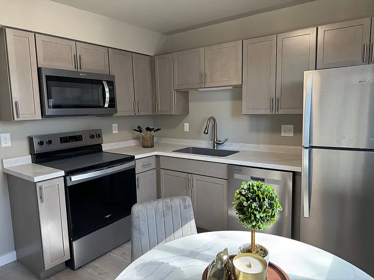 West End Apartments — Photo 7