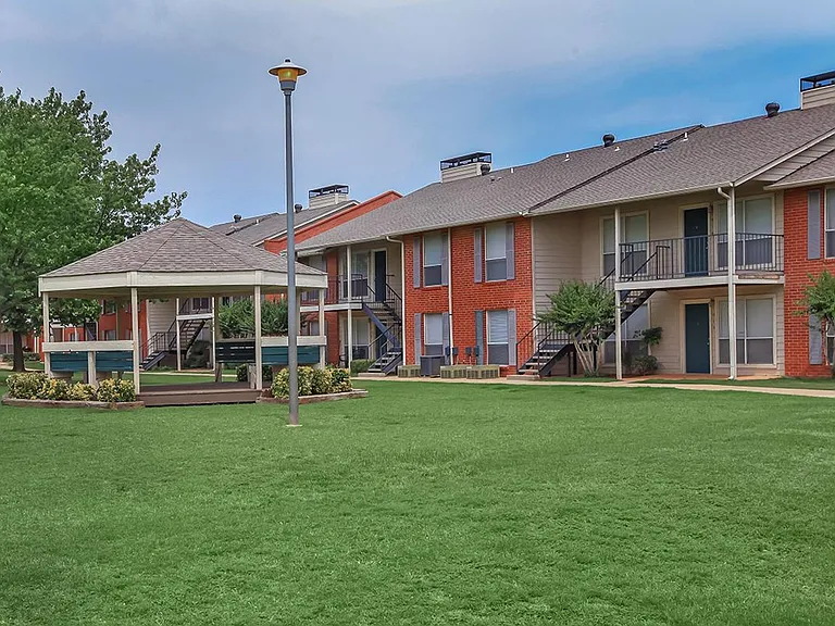 Willow Creek Apartments — Photo 8